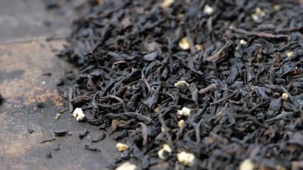 Thé gris sec sur la table 