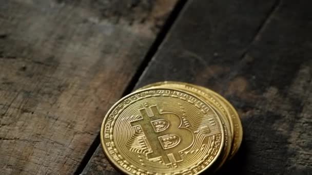 Złote Monety Kryptowaluta Btc Podłoże Drewniane — Wideo stockowe