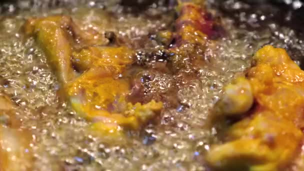 油炸美味鸡肉在碗里 — 图库视频影像