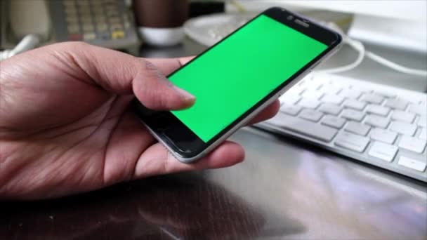Mão Segurando Smartphone Com Tela Verde — Vídeo de Stock