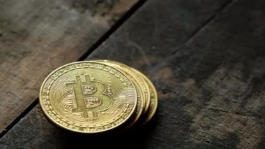 ahşap arka plan üzerinde Btc cryptocurrency için altın sikke