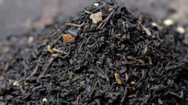 Masanın üzerinde gri çay makinası