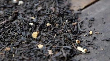 Masanın üzerinde gri çay makinası