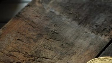 ahşap arka plan üzerinde Btc cryptocurrency için altın sikke