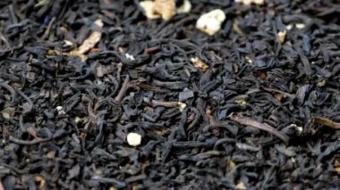 Masanın üzerinde gri çay makinası