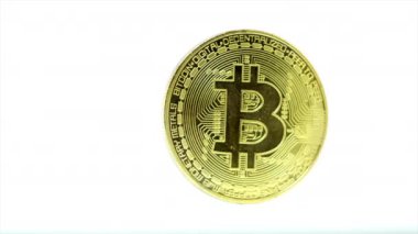 Beyaz arka plan üzerinde izole bitcoin simgesi olan altın sikke
