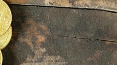 ahşap arka plan üzerinde Btc cryptocurrency için altın sikke