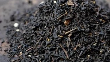 Masanın üzerinde gri çay makinası