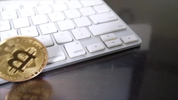 Moeda Ouro Com Bitcoin Rolando Por Teclado — Vídeo de Stock