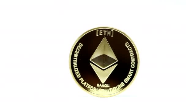 Ethereum Κέρμα Ενάντια Λευκό Φόντο — Αρχείο Βίντεο