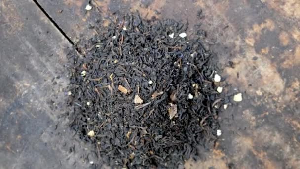 Thé gris sec sur la table 