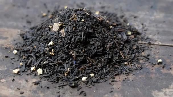 Thé gris sec sur la table 