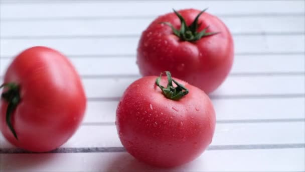 Tomates Maduros Con Gotitas Agua — Vídeos de Stock