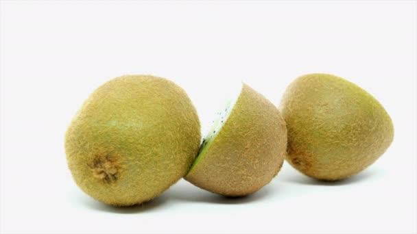 Frische Kiwi Früchte Auf Weißem Hintergrund — Stockvideo