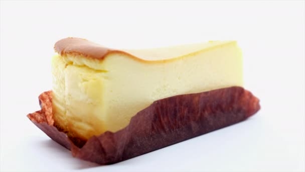 白い背景の上の甘いチーズ ケーキ — ストック動画