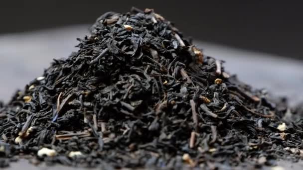 Thé gris sec sur la table 