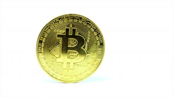 Moneda Dorada Con Símbolo Bitcoin Aislado Sobre Fondo Blanco — Vídeos de Stock