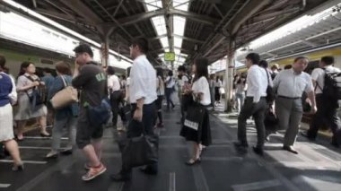 Tokyo, Japonya - 30 Haziran 2018. Commuters Japonya demiryolu Shinjuku İstasyonu.