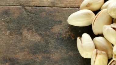 Lezzetli fıstık fındık izole ahşap arka plan üzerinde.