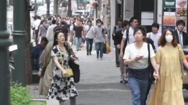 Tokyo, Japonya - 23 Haziran 2018. İnsanlar sokakta Shibuya 