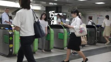 Tokyo, Japonya - 30 Haziran 2018. Thorught otomatik bilet kapısı Japonya demiryolu Shinjuku İstasyonu yürüme commuters.