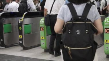 Tokyo, Japonya - 30 Haziran 2018. Thorught otomatik bilet kapısı Japonya demiryolu Shinjuku İstasyonu yürüme commuters.