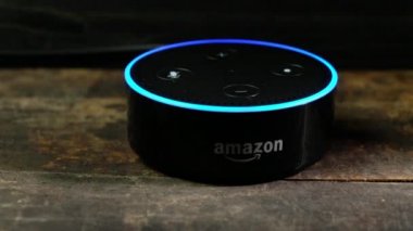 Tokyo, Japonya - 8 Temmuz 2018. Amazon'un yankı nokta, Alexa sanal asistan