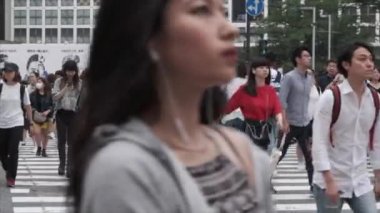 Tokyo, Japonya - 23 Haziran 2018. Shibuya içinde karşıya insanlar 
