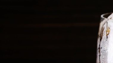 Soğuk içecek bir bardak buz ile