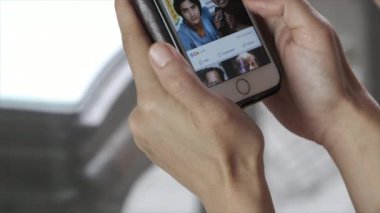 Kuala Lumpur, Malezya. Logged Facebook smartphone kullanan kadın. Mark Zuckerberg tarafından 2004 yılında kurulan, Facebook tüm dünyada 1.3 milyar etkin kullanıcı ile önde gelen sosyal ağ sitesi olan.