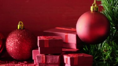 Kırmızı yılbaşı süsleri ve hediyeleri