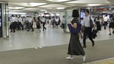 Tokyo, Japonya - 30 Haziran 2018. Commuters Japonya demiryolu Shinjuku İstasyonu.
