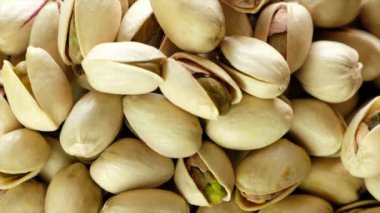 Lezzetli fıstık fındık izole ahşap arka plan üzerinde.