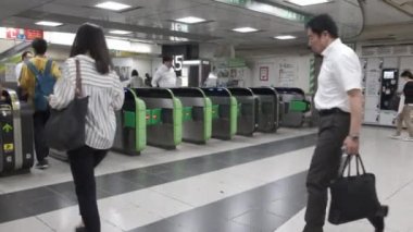 Tokyo, Japonya - 30 Haziran 2018. Thorught otomatik bilet kapısı Japonya demiryolu Shinjuku İstasyonu yürüme commuters.