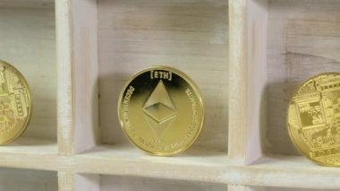 Ahşap kutusunda popüler kripto para birimleri