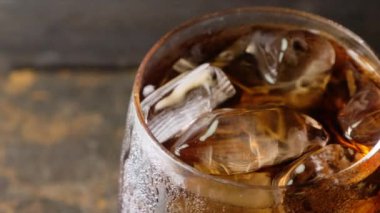 Soğuk içecek bir bardak buz ile