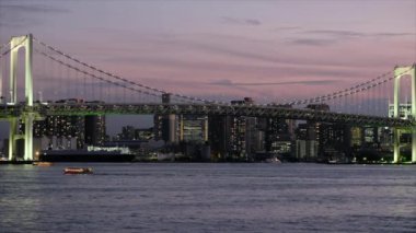 Tokyo Gökkuşağı Köprüsü alacakaranlıkta. 