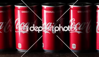 Coca cola içecek ahşap tahta üzerinde olabilir. B rulo klip oluşturma.