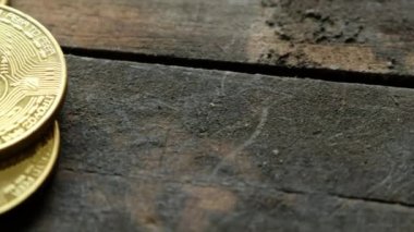 Ahşap arka plan üzerinde cryptocurrency bitcoins.