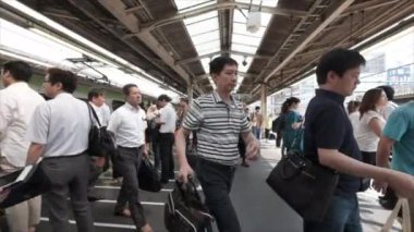 Tokyo, Japonya - 30 Haziran 2018. Commuters Japonya demiryolu Shinjuku İstasyonu.