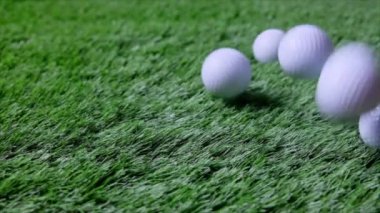 Taze yeşil çimenlerin üzerinde golf topları. Atış kurulması.