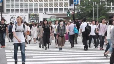 Tokyo, Japonya - 23 Haziran 2018. Shibuya içinde karşıya insanlar 