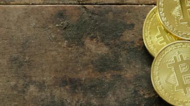 Ahşap arka plan üzerinde cryptocurrency bitcoins.