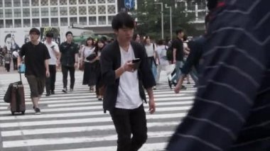 Tokyo, Japonya - 23 Haziran 2018. Shibuya içinde karşıya insanlar 