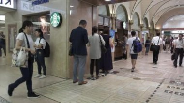 Tokyo, Japonya - 30 Haziran 2018. Commuters Japonya demiryolu Shinjuku İstasyonu.