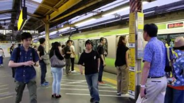 Tokyo, Japonya - 30 Haziran 2018. Commuters Japonya demiryolu İstasyonu.