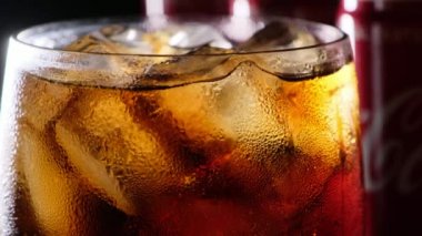 Coca cola içecek ahşap tahta üzerinde olabilir. B rulo klip oluşturma.
