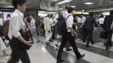 Tokyo, Japonya - 30 Haziran 2018. Thorught otomatik bilet kapısı Japonya demiryolu Shinjuku İstasyonu yürüme commuters.