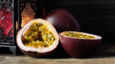 Ahşap arka planda tutku meyvesi