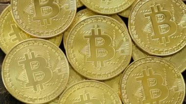 Ahşap arka plan üzerinde cryptocurrency bitcoins.